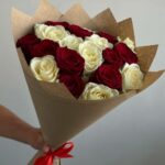 Микс красных и белых Роз 21шт 50см