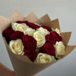 Микс красных и белых Роз 21шт 50см