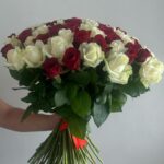 Красные и белые розы микс