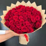 51 красная роза в крафте
