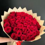 51 красная роза в крафте