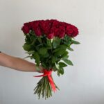 Шикарный монобукет из 51 красной розы 60см