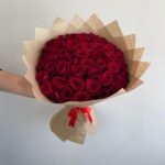 Большой монобукет из 51 красной розы в крафте 50см