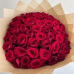 Большой монобукет из 51 красной розы в крафте 50см