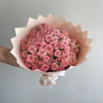 Красивый букет из 39 кустовых розовых роз 50см