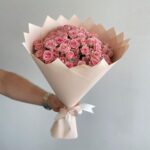Красивый букет из 39 кустовых розовых роз 50см