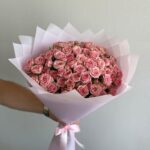 Красивый букет из 39 кустовых роз в нежной упаковке