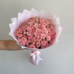 Красивый букет из 39 кустовых роз в нежной упаковке