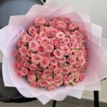 Красивый букет из 39 кустовых роз в нежной упаковке