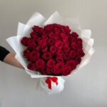 Красивый букет из 61 красной розы в белой упаковке 60см