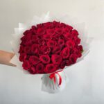Красивый букет из 61 красной розы в белой упаковке 60см