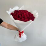 Красивый букет из 61 красной розы в белой упаковке 60см