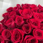 Красивый букет из 61 красной розы в белой упаковке 60см