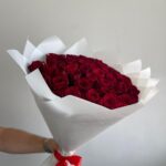 Красивый букет из 51 красной розы в белой упаковке 70см