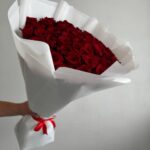 Красивый букет из 51 красной розы 60см в белой упаковке