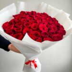 Красивый букет из 51 красной розы 60см в белой упаковке