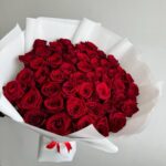 Красивый букет из 51 красной розы 60см в белой упаковке