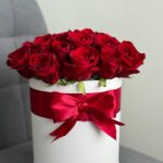 Коробка из 25 красных роз с бантом