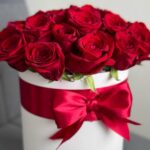 Коробка из 25 красных роз с бантом
