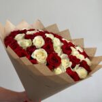 55 красных и белых роз