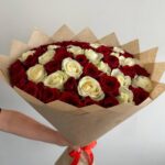 55 красных и белых роз