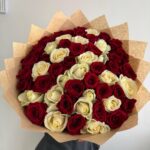 55 красных и белых роз