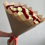 55 красных и белых роз