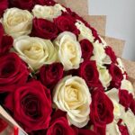 55 красных и белых роз