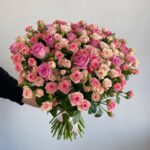 Нежный букет из кустовых и одноголовых роз