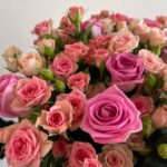 Нежный букет из кустовых и одноголовых роз