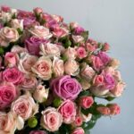 Нежный букет из кустовых и одноголовых роз