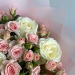Нежный букет из 17 кустовых и одноголовых роз в розовой упаковке
