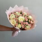 Нежный букет из 17 кустовых и одноголовых роз в розовой упаковке