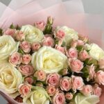 Нежный букет из 17 кустовых и одноголовых роз в розовой упаковке