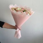Нежный букет из 17 кустовых и одноголовых роз в розовой упаковке