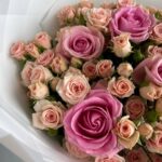 Нежный букет из 17 кустовых и одноголовых роз в белой упаковке