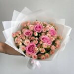 Нежный букет из 17 кустовых и одноголовых роз в белой упаковке