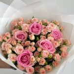 Нежный букет из 17 кустовых и одноголовых роз в белой упаковке