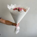 Нежный букет из 17 кустовых и одноголовых роз в белой упаковке