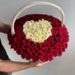 Большая корзина из красных роз с сердцем из белых роз