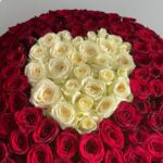 Большая корзина из красных роз с сердцем из белых роз
