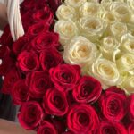 Большая корзина из красных роз с сердцем из белых роз