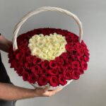 Большая корзина из красных роз с сердцем из белых роз