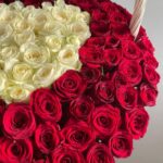 Большая корзина из красных роз с сердцем из белых роз