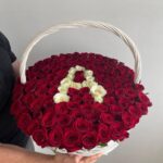 Корзина из красных роз с буквой вашего имени из белых роз