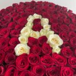 Корзина из красных роз с буквой вашего имени из белых роз