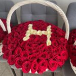 Корзина из красных роз с буквой вашего имени из белых роз
