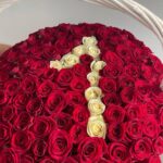 Корзина с красными розами и цифра из белых роз