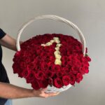 Корзина с красными розами и цифра из белых роз
