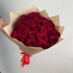 Красные розы в крафте